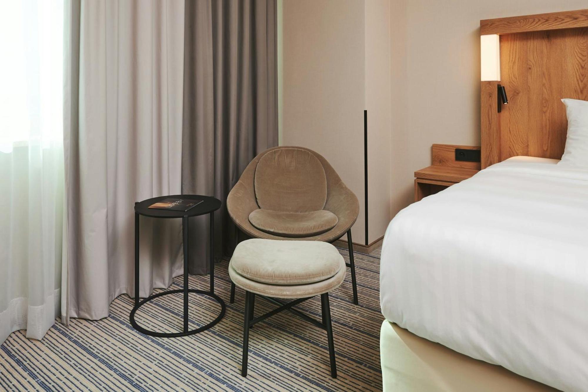Deluxe Room, Guest room, 1 King,1404381173:JPEG